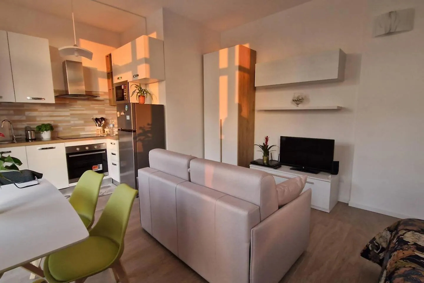 Cozy Flat For Vacation& Business In Famagosta Area Apartment Milan